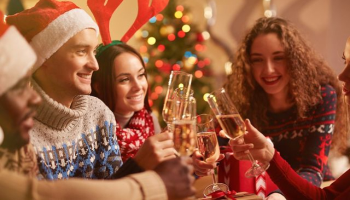 今次就讓小編為大家推介多間特色聖誕到會，包括日式壽司刺身、西式火雞、韓式炸雞、雞翼等小食都應有盡有， 看看哪間的套餐合你心意，讓你和親朋戚友、伴侶過一個快樂聖誕！TEXT_Amber Yiu 